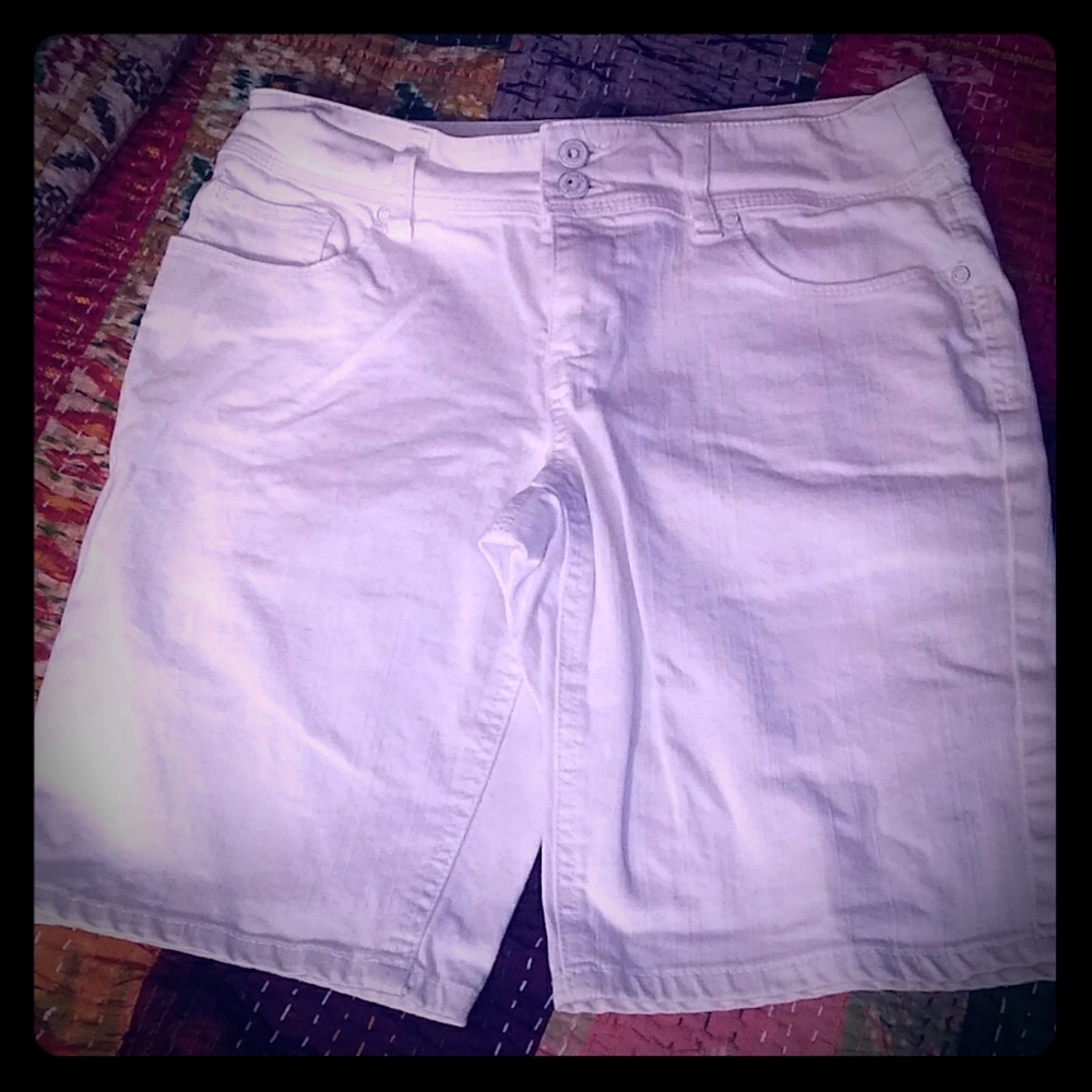 White Liz&co. Stretchy shorts with textured fabric